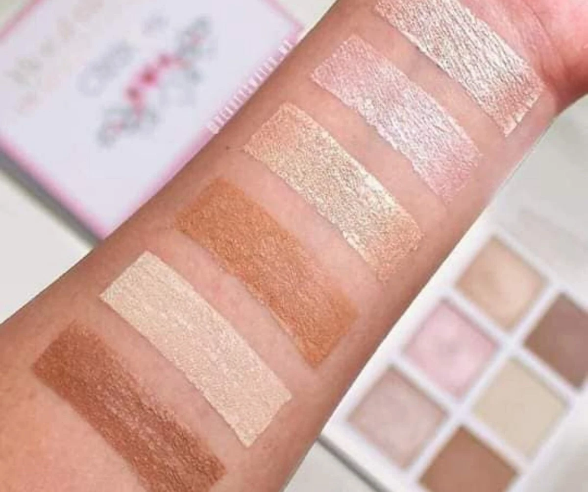 Beauty Creations Floral Bloom Highlight & Contour Palette 11 Beauty Creations Floral Bloom Highlight & Contour Palette - Afbeelding 9