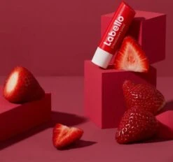 Labello Lippenbalsem Fruity Shine Strawberry Blister (5.5ml) -Cosmetica Serie Winkel 1200x1128