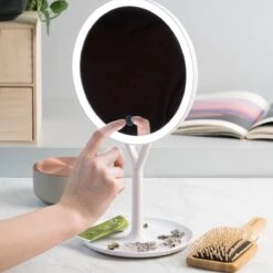 Navaris Make-up Spiegel Met Verlichting - Inclusief Kleinere Handspiegel Met 5x Vergroting - LED-verlichting Met Dim-functie - Wit 11 Navaris Make-up Spiegel Met Verlichting - Inclusief Kleinere Handspiegel Met 5x Vergroting - LED-verlichting Met Dim-functie - Wit -Cosmetica Serie Winkel 1200x1200 1090