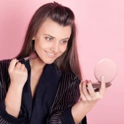 Led-verlichte Oplaadbare Compacte Make-up Spiegel Rond |1 X 2 X Vergroting | Make-upspiegel | Zakspiegel | Handspiegel | Reisspiegel | Dimbaar|als Cadeau | USB-lader | Rond | Zwart 16 Led-verlichte Oplaadbare Compacte Make-up Spiegel Rond |1 X 2 X Vergroting | Make-upspiegel | Zakspiegel | Handspiegel | Reisspiegel | Dimbaar|als Cadeau | USB-lader | Rond | Zwart -Cosmetica Serie Winkel 1200x1200 1134