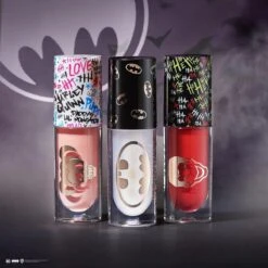 Makeup Revolution X Harley Quinn™ - What You Think I’m A Doll? Lip Gloss 7 Makeup Revolution X Harley Quinn™ - What You Think I’m A Doll? Lip Gloss -Cosmetica Serie Winkel 1200x1200 18