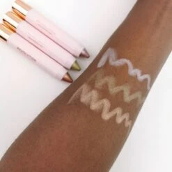 Makeup Revolution - Soft Glamour - Shimmer Shadow Stick Set - Oogschaduw Pencils - Soft Pink, Champagne Bronze Gold & Soft Green -Cosmetica Serie Winkel 1200x1200 377