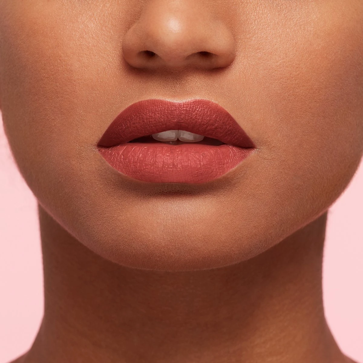 L’Oréal Paris Les Macarons Langhoudende Matte Lipstick - 834 Infinite Spice - Nude - 6,7 Ml 6 L’Oréal Paris Les Macarons Langhoudende Matte Lipstick - 834 Infinite Spice - Nude - 6,7 Ml - Afbeelding 4