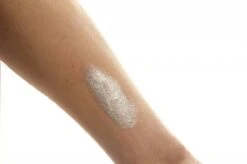 Makeup Revolution - Awesome Metals Eye Foils - Pure Platinum - Metallic Eye Foil - Zilver 7 Makeup Revolution - Awesome Metals Eye Foils - Pure Platinum - Metallic Eye Foil - Zilver -Cosmetica Serie Winkel 1200x799 2