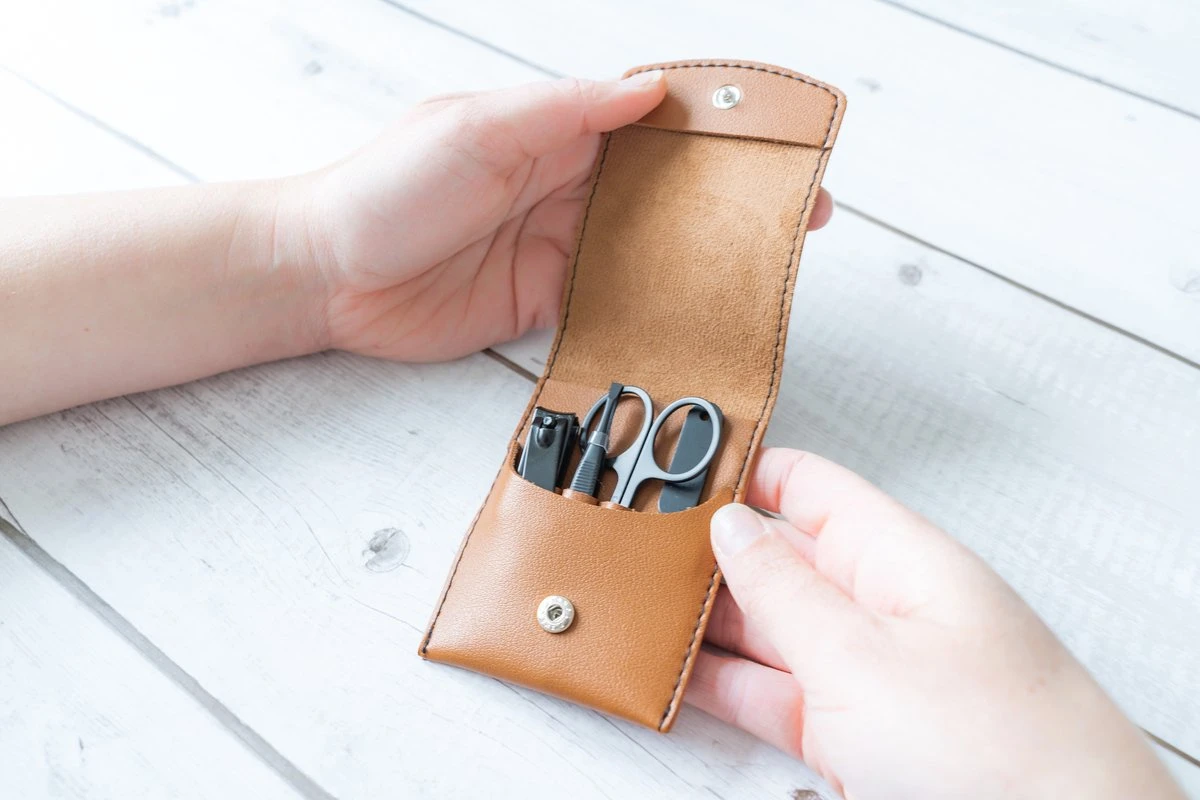 Merkloos Manicure Set - Travel Kit - Luxe 4-delige Set - Met Lederen Opbergetui - Voor Handverzorging - Voetverzorging - Gezichtsverzorging - Nagelschaartje 9 Merkloos Manicure Set - Travel Kit - Luxe 4-delige Set - Met Lederen Opbergetui - Voor Handverzorging - Voetverzorging - Gezichtsverzorging - Nagelschaartje - Afbeelding 7