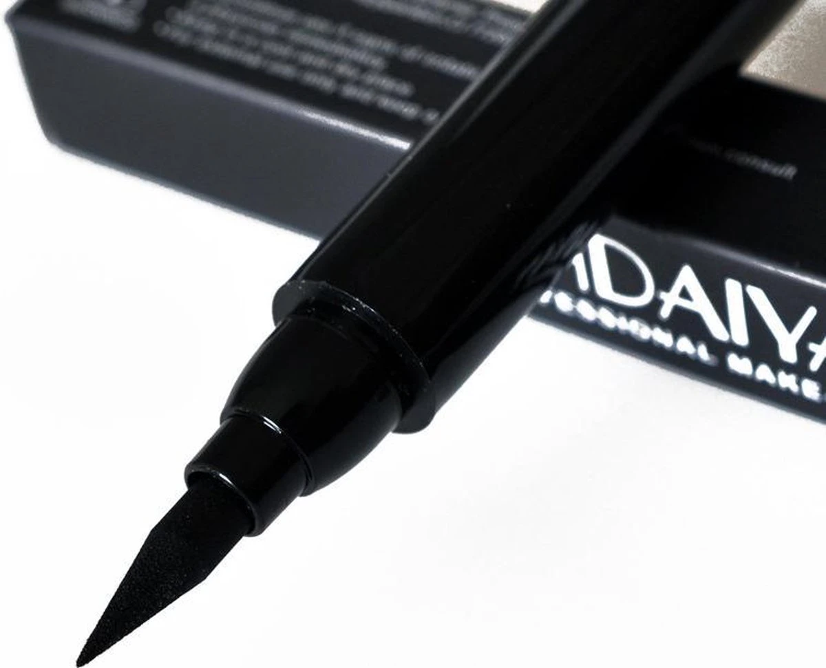 HANDAIYAN® | Eyeliner Met Wing Stempel | Zwarte Oog Stempel | 2 In 1 Eyeliner | Eyeliner Tool | Wing Eyeliner | Wing Stamp | 2 Stuks Per Verpakking 7 HANDAIYAN® | Eyeliner Met Wing Stempel | Zwarte Oog Stempel | 2 In 1 Eyeliner | Eyeliner Tool | Wing Eyeliner | Wing Stamp | 2 Stuks Per Verpakking - Afbeelding 5