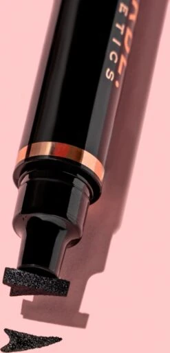 MARBL. Cosmetics - Easy Wing - Eyeliner Stempel - 8mm - Waterproof - Vlekproof - Vegan - Dierproefvrij 17 MARBL. Cosmetics - Easy Wing - Eyeliner Stempel - 8mm - Waterproof - Vlekproof - Vegan - Dierproefvrij -Cosmetica Serie Winkel 577x1200 1