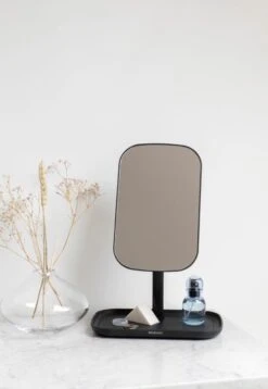 Brabantia ReNew Make-up Spiegel - Met Accessoireschaal - Dark Grey -Cosmetica Serie Winkel 828x1200 1