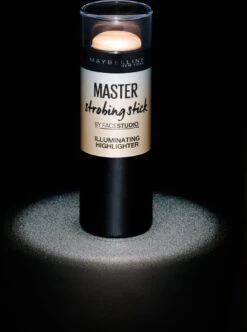Maybelline Master Studio Strobing Highlighter Stick - 100 Light 18 Maybelline Master Studio Strobing Highlighter Stick - 100 Light -Cosmetica Serie Winkel 892x1200 4