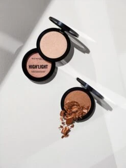 Rimmel London High'light Powder Highlighter - 001 Stardust 11 Rimmel London High'light Powder Highlighter - 001 Stardust -Cosmetica Serie Winkel 900x1200 13