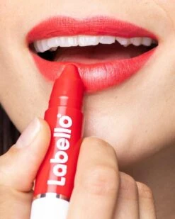 Labello Crayon Lipstick Poppy Red 12 Labello Crayon Lipstick Poppy Red -Cosmetica Serie Winkel 960x1200 4