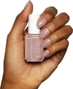 Essie 40 Demeure Vixen - Lila Taupe - Nagellak 29 Essie 40 Demeure Vixen - Lila Taupe - Nagellak -Cosmetica Serie Winkel 977x1200 1